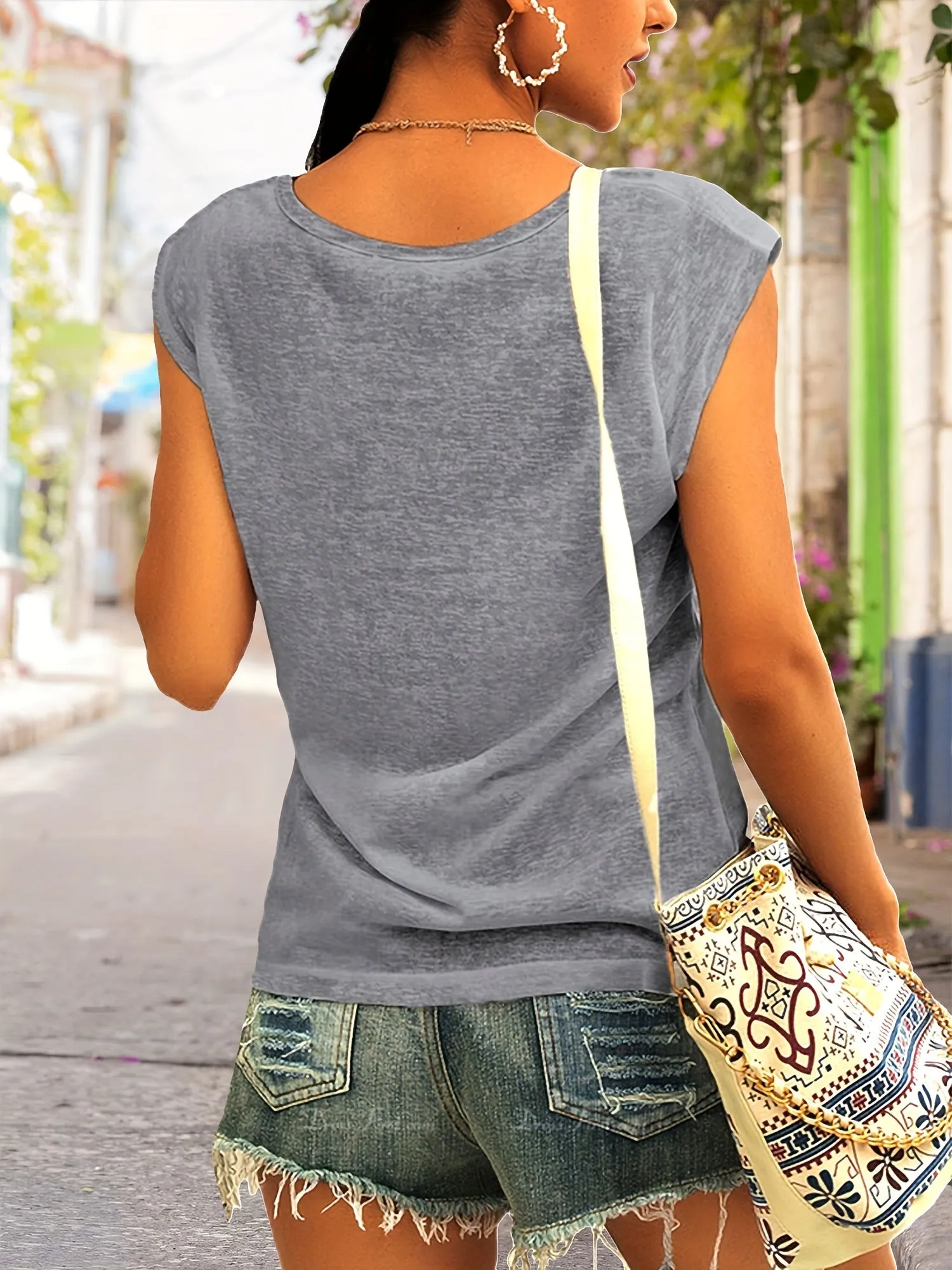 Chic Turtle Print Tank Top for Stylish Summer  Spring