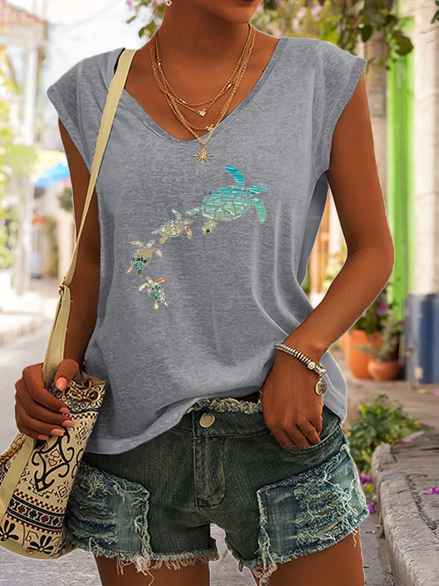 Chic Turtle Print Tank Top for Stylish Summer  Spring